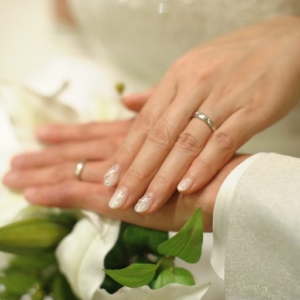 夫婦の手と結婚指輪の写真（佐藤優 本人）